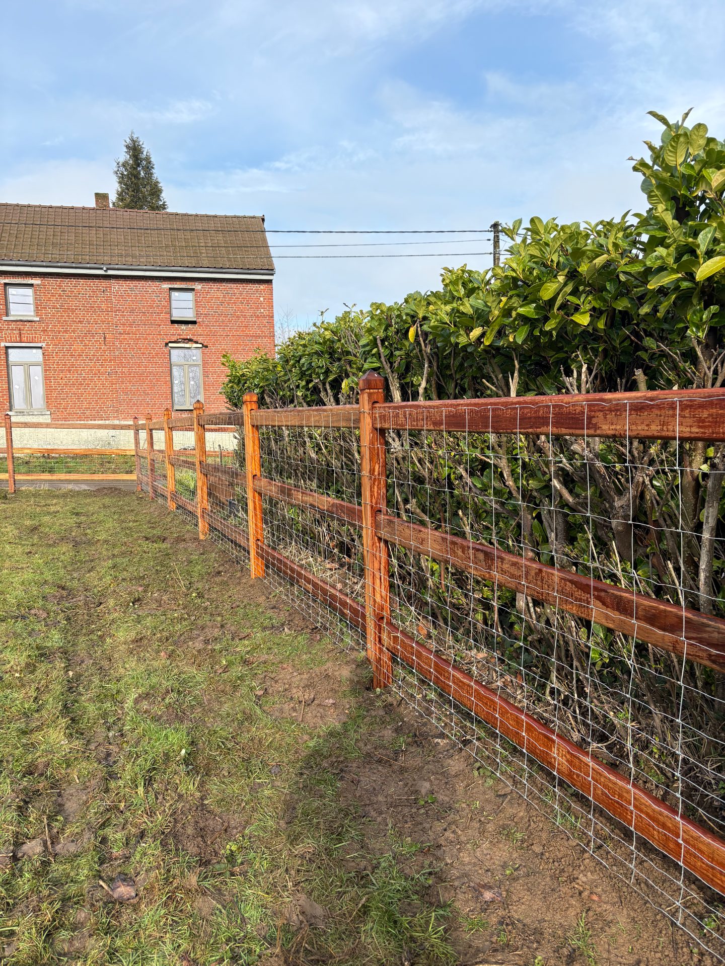 Wire and wood fencing detail